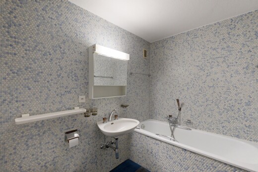 salle de bains avec tile wall, mur en carrelage, bain, salle de bain complète, et évier