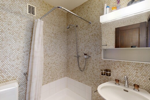 salle de bains avec tile wall, mur en carrelage, évier, salle de bain complète, et inside property