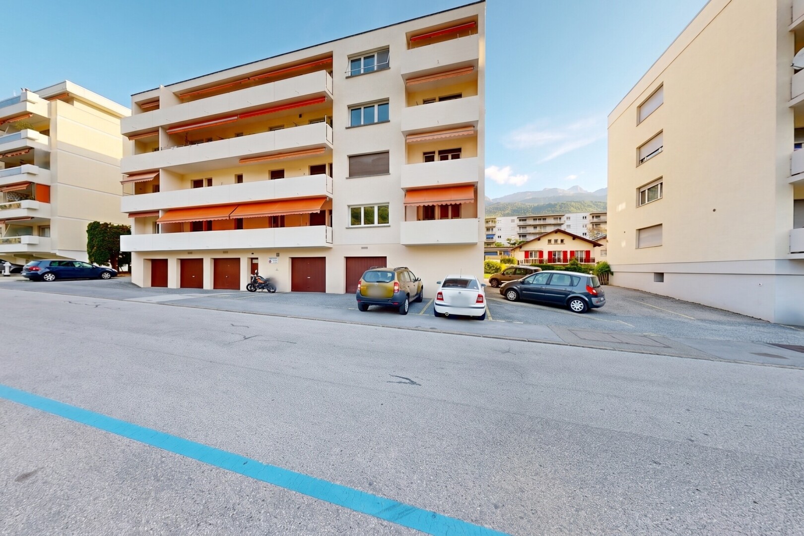 view of apartment building / complex featuring uncovered parking