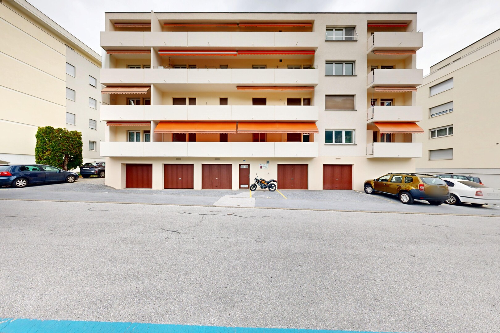 view of apartment building / complex