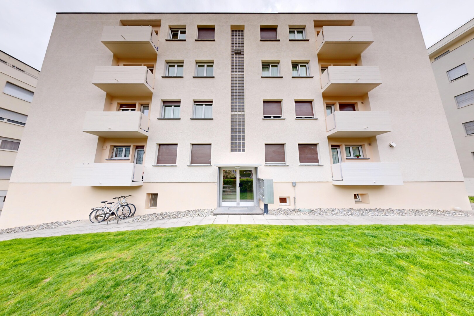 view of apartment building / complex