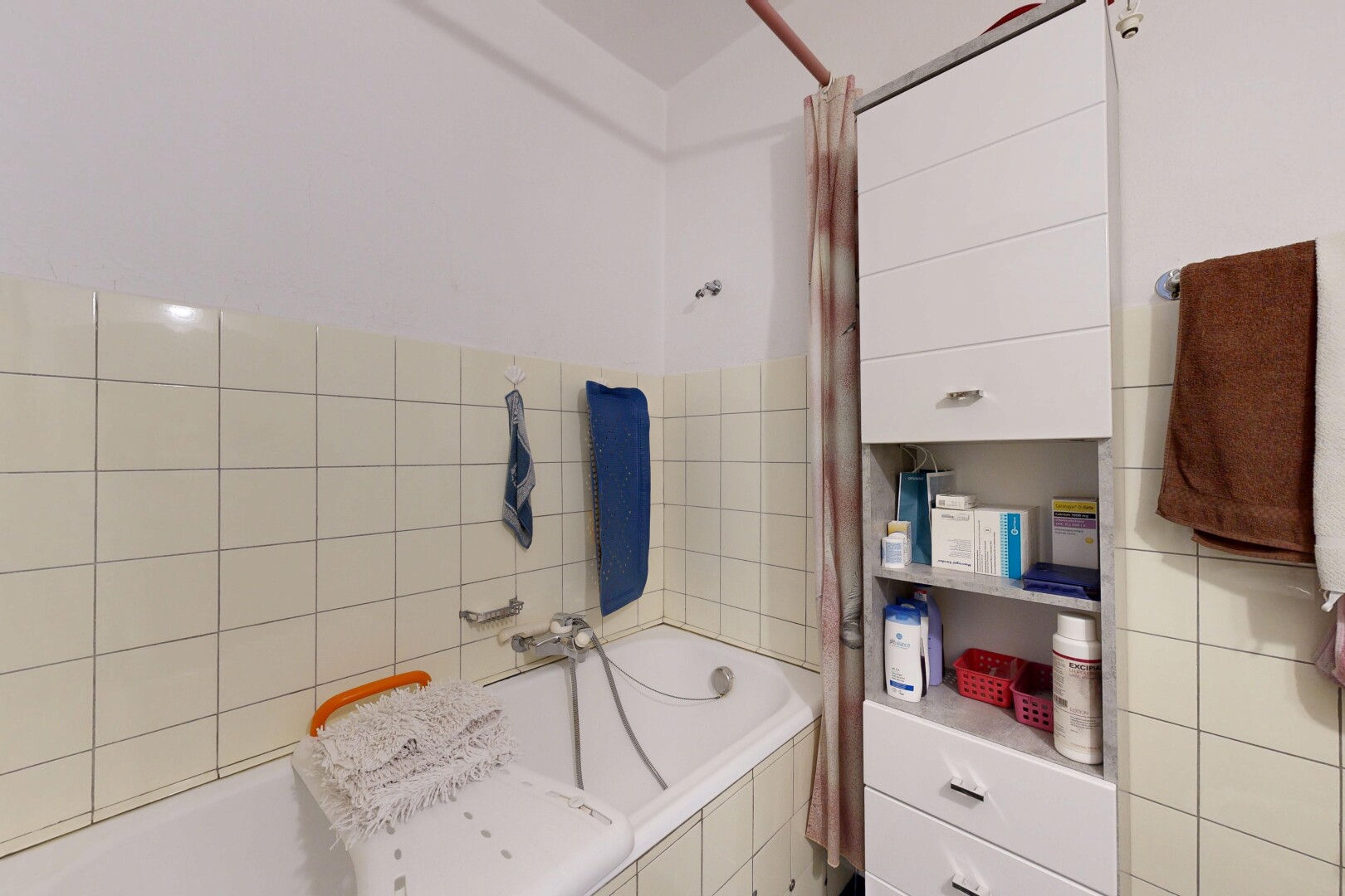 bathroom featuring tile walls