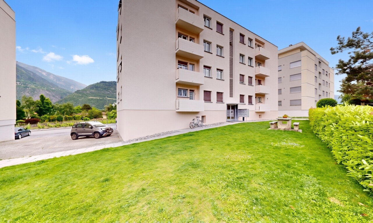 view of apartment building / complex with a mountain view
