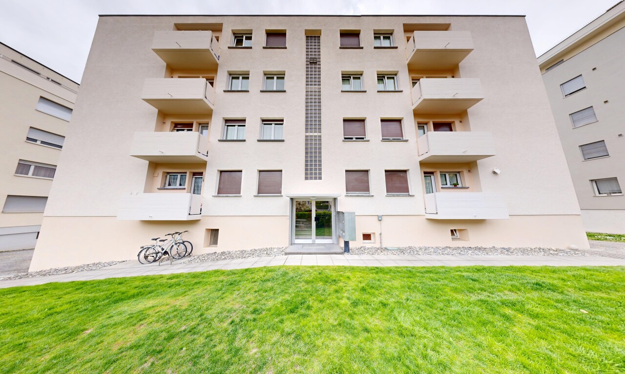 view of apartment building / complex