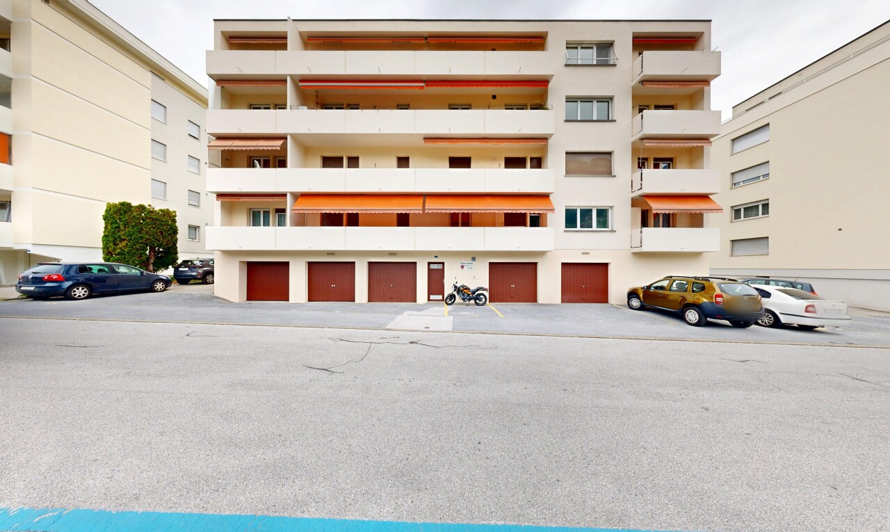 view of apartment building / complex