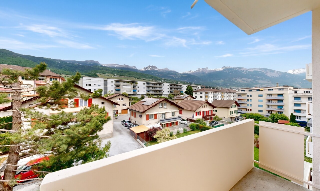 balcony featuring a mountain view