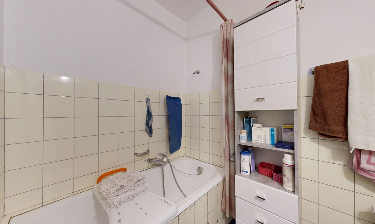 bathroom featuring tile walls