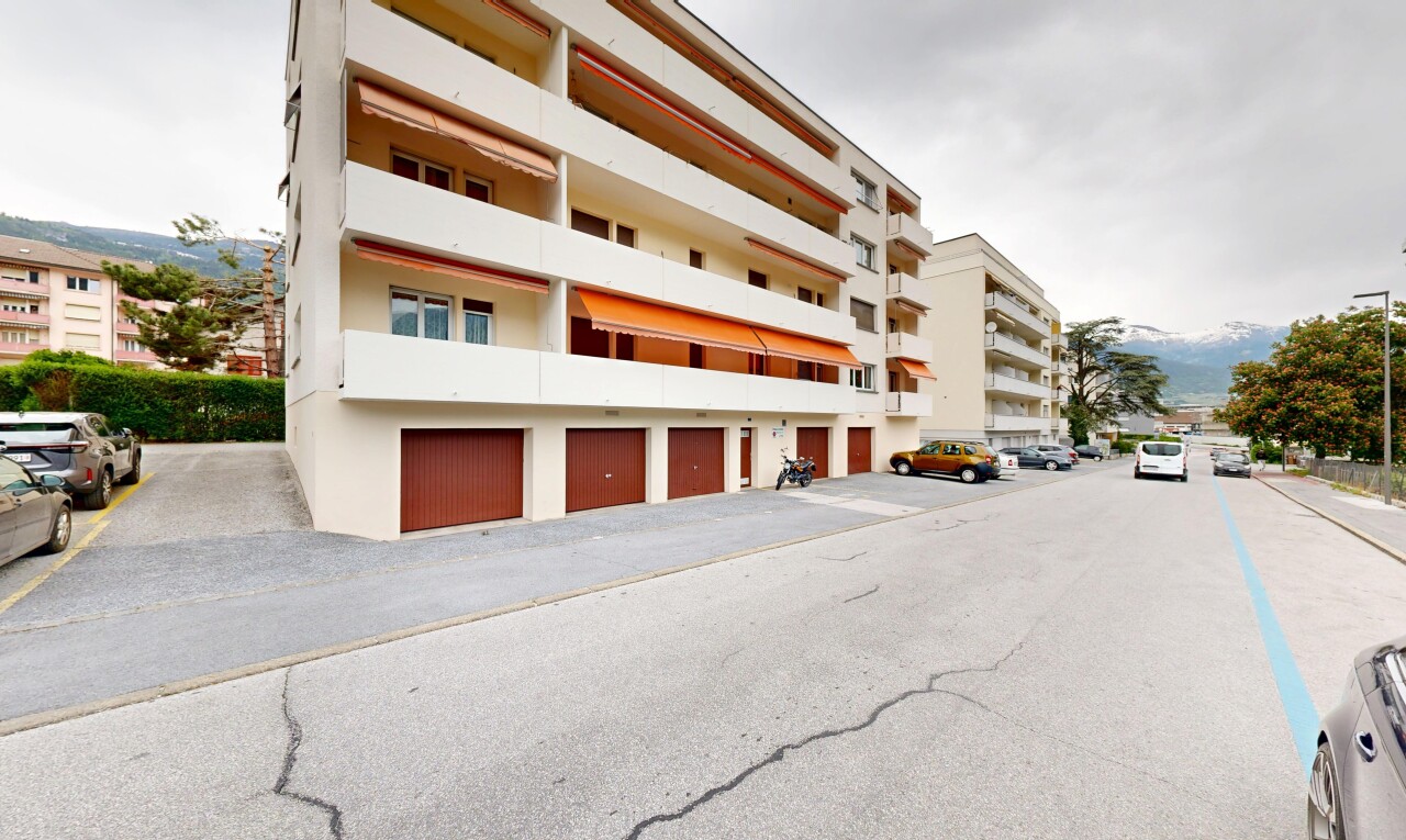 view of apartment building / complex