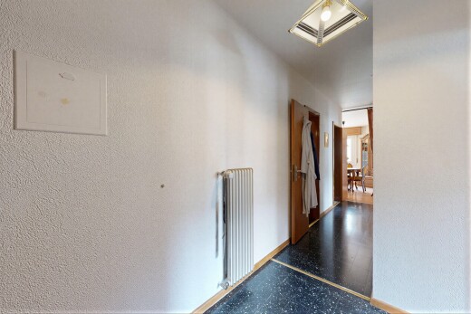 couloir avec radiateur, ventilation, inside property, baseboards wall, et plinthes murales