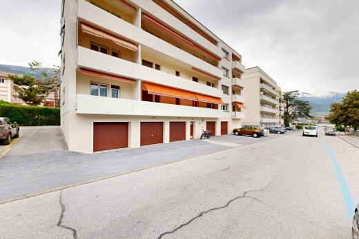 view of apartment building / complex