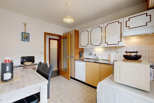 cuisine avec white cabinets, armoires blanches, micro-ondes, light floor, et drywall