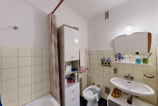 salle de bains avec mur en carrelage, tile wall, salle de bain complète, inside property, et bidet