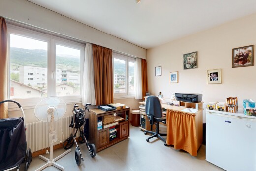 bureau avec espace bureau, lumière naturelle, natural light, radiateur, et inside property