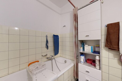 salle de bains avec inside property, tile wall, mur en carrelage, salle de bain complète, et drywall