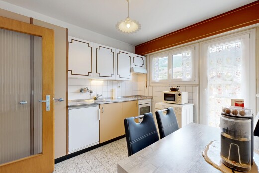 cuisine avec vinyl floor, sol en vinyle, white cabinets, armoires blanches, et light countertops
