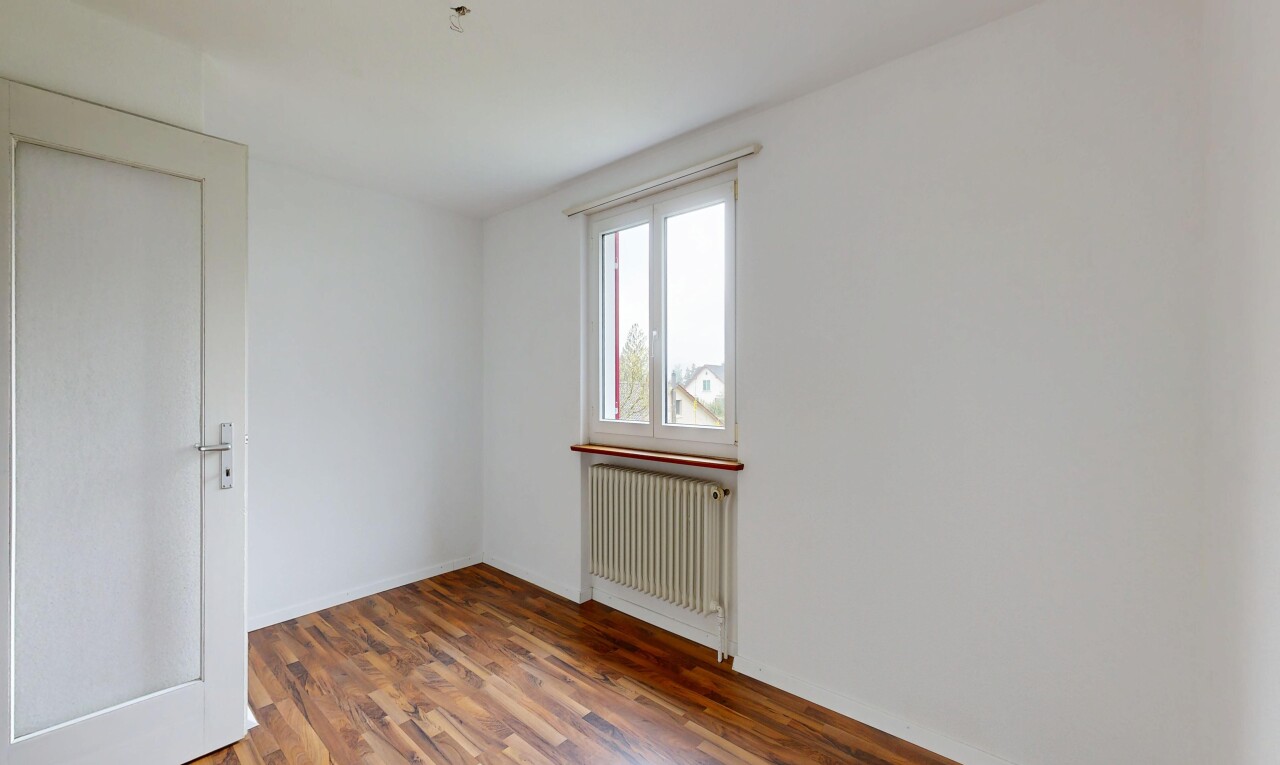 leerer raum mit holzfußboden, wood finish floor, gipskartonwand, drywall, und kühler