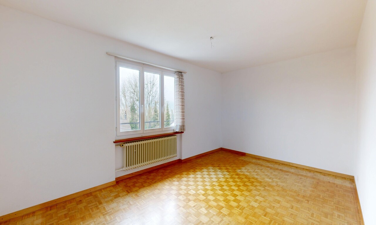 leerer raum mit kühler, inside property, gipskartonwand, drywall, und holzfußboden
