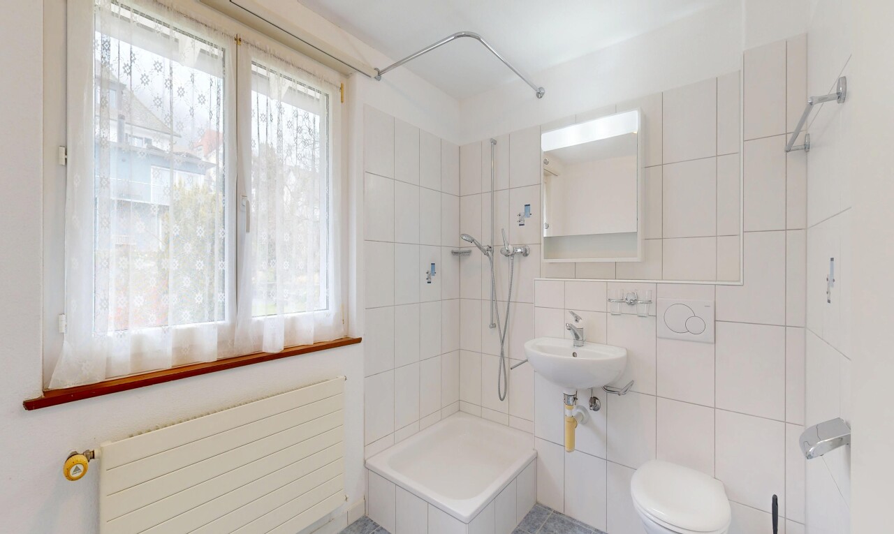 bad mit spiegel, kühler, dusche, komplettes badezimmer, und tile wall