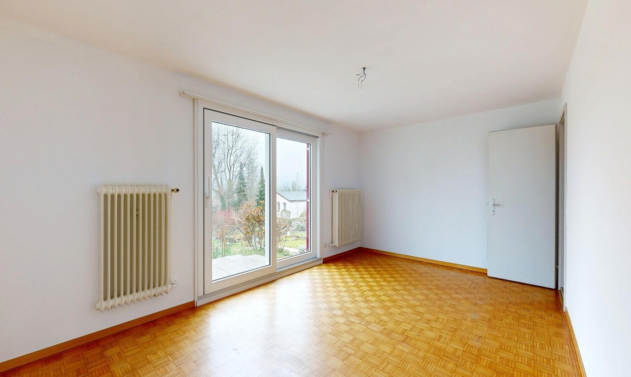 leerer raum mit kühler, gipskartonwand, drywall, natürliches licht, und natural light