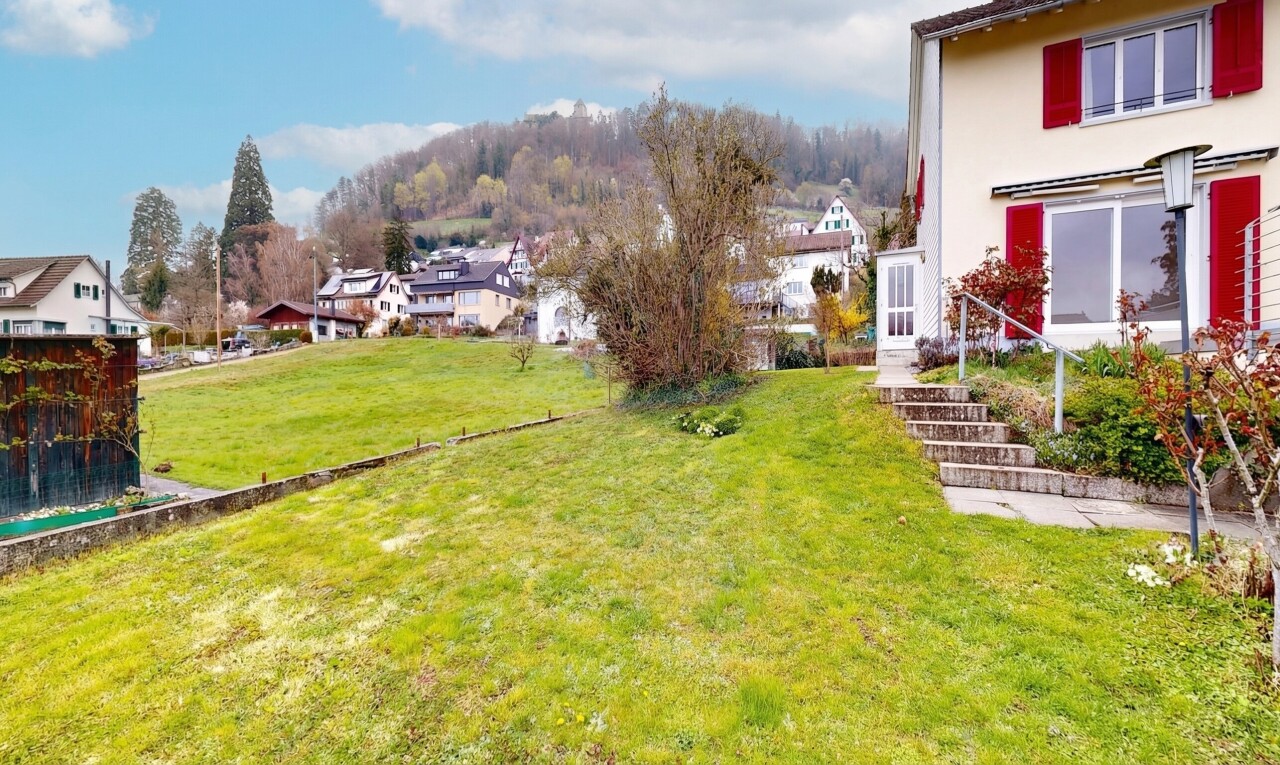 garten mit rasen und day time
