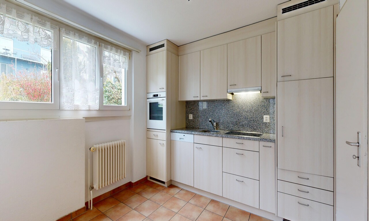 küche mit dark countertops, light floor, inside property, küchenrückwand beim herd, und küchenrückwand beim Herd