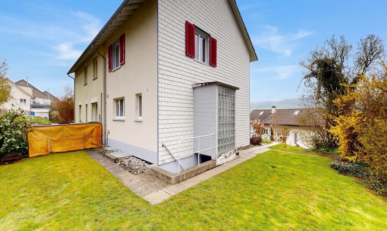 außenansicht mit schindelverkleidung, rasen, property visible, day time, und stuckverkleidung