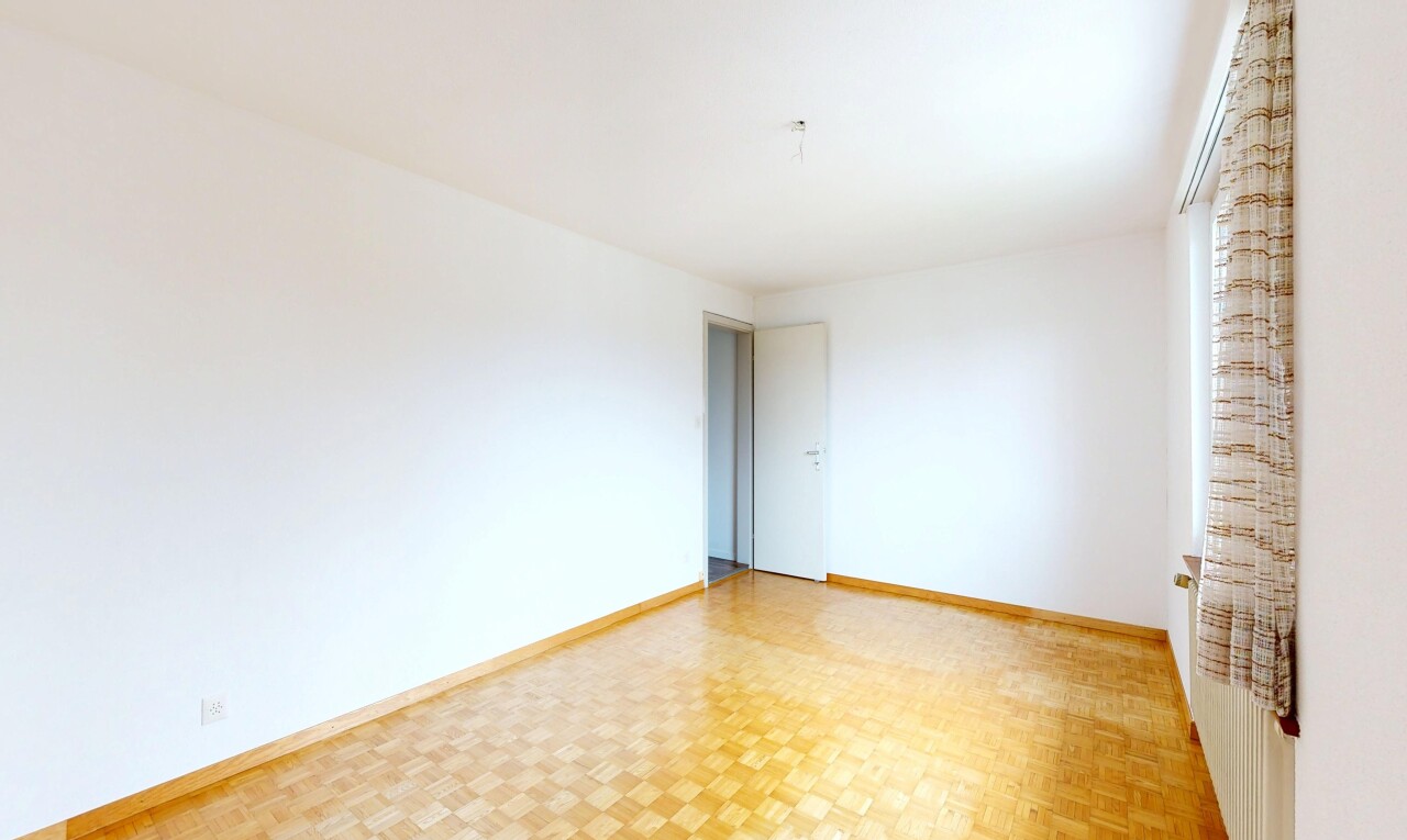 leerer raum mit parquet floor, wood finish floor, holzfußboden, inside property, und drywall