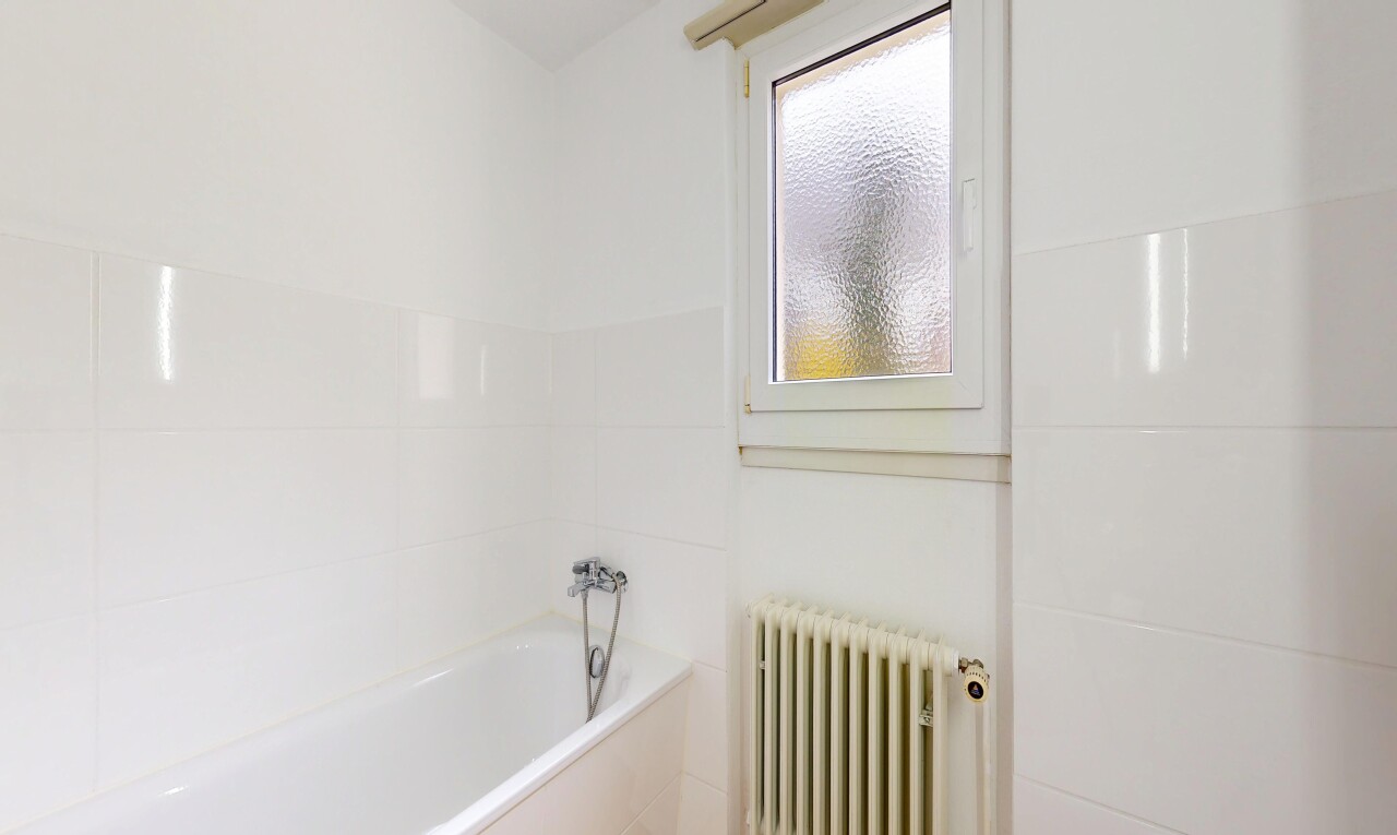 bad mit kühler, bad, inside property, komplettes badezimmer, und drywall