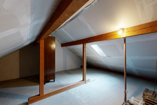 chambre avec vaulted ceiling, plafond voûté, pièce supplémentaire, low ceiling, et plafond bas
