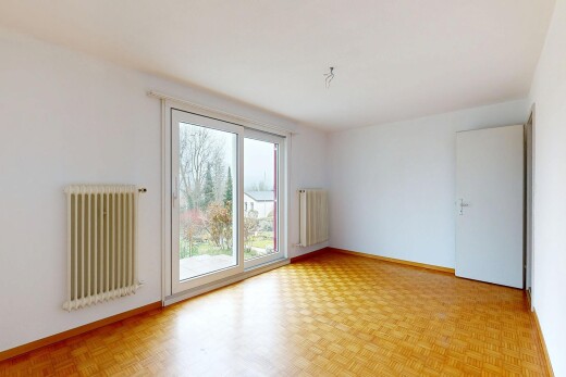 pièce vide avec radiateur, cloison sèche, drywall, lumière naturelle, et natural light
