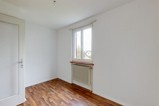 pièce vide avec sol en finition bois, wood finish floor, cloison sèche, drywall, et radiateur