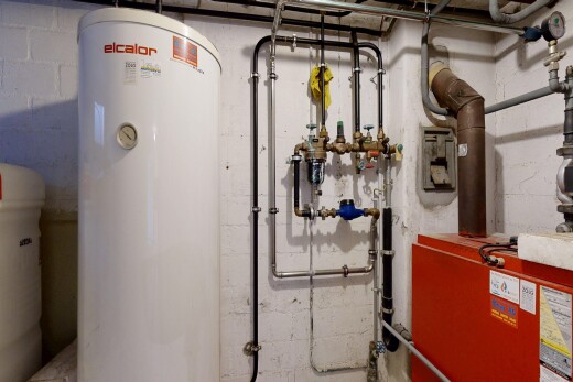 innenraum mit wasserkocher, inside property, keller, heizkessel, und toilette