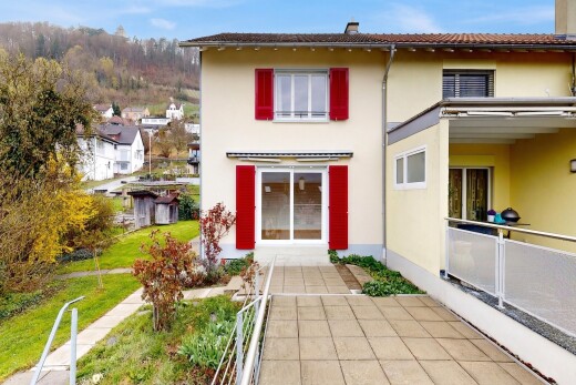 außenansicht mit rasen, day time, stuckverkleidung, property visible, und schornstein