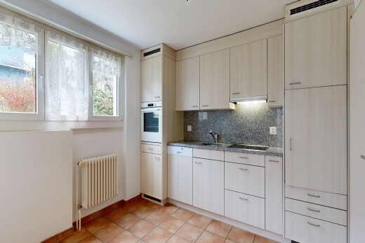 cuisine avec dark countertops, light floor, inside property, dosseret, et backsplash