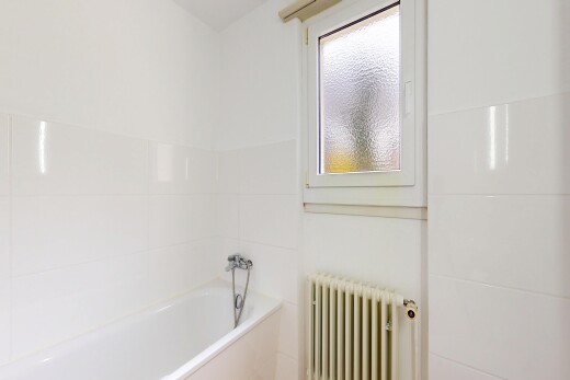 salle de bains avec radiateur, bain, inside property, salle de bain complète, et drywall