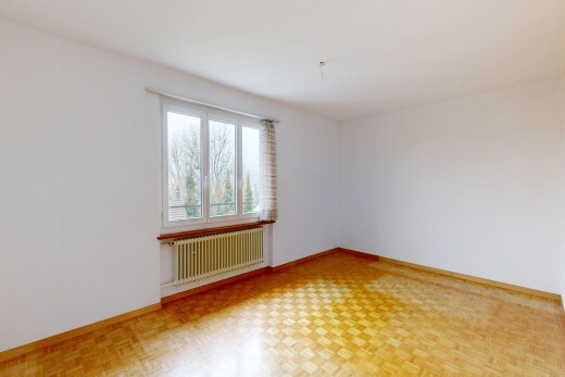 pièce vide avec radiateur, inside property, cloison sèche, drywall, et sol en finition bois