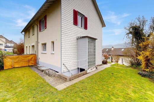 außenansicht mit schindelverkleidung, rasen, property visible, day time, und stuckverkleidung