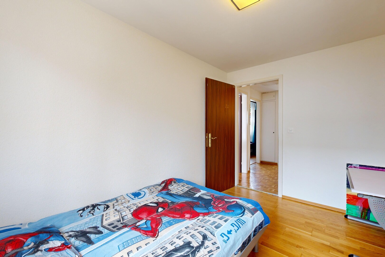 zimmer / schlafzimmer mit gipskartonwand, drywall, holzfußboden, wood finish floor, und sockelleisten