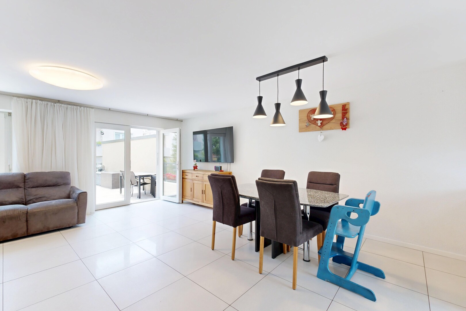 wohn- / esszimmer mit inside property, gipskartonwand, drywall, natürliches licht, und natural light
