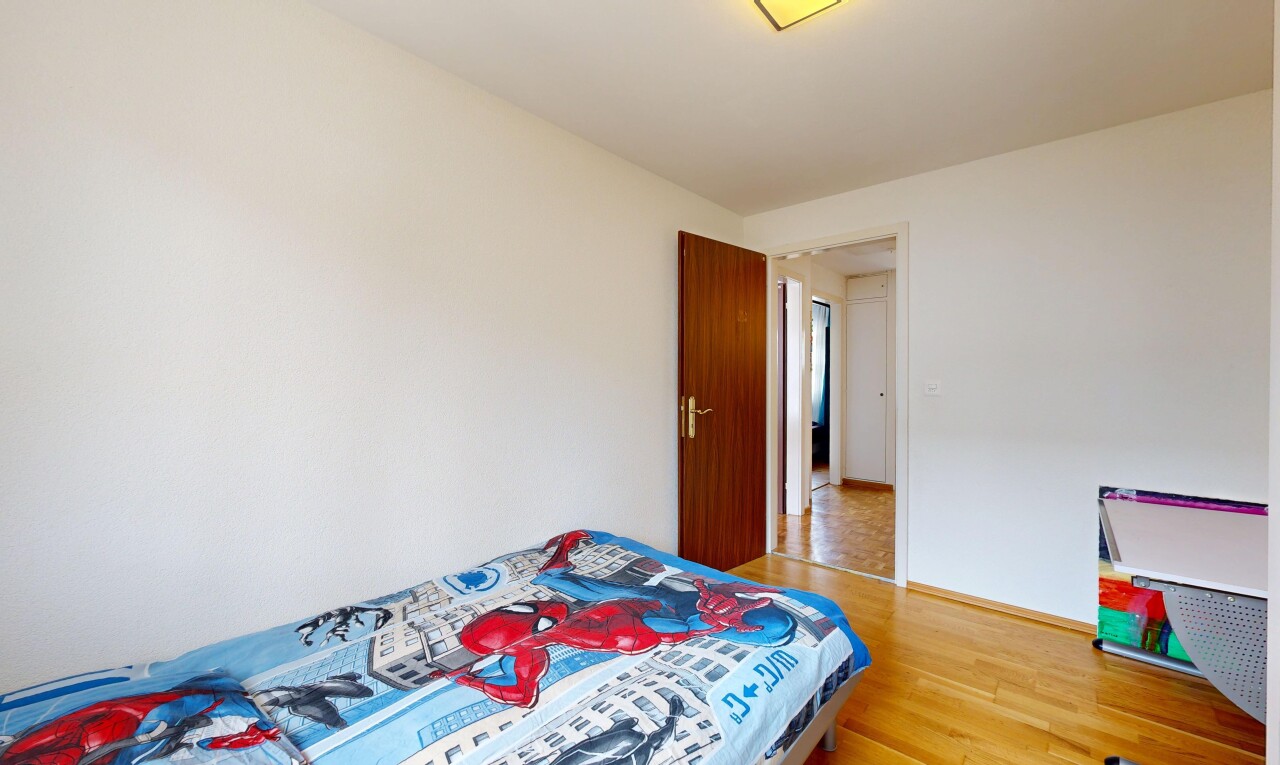 zimmer / schlafzimmer mit gipskartonwand, drywall, holzfußboden, wood finish floor, und sockelleisten
