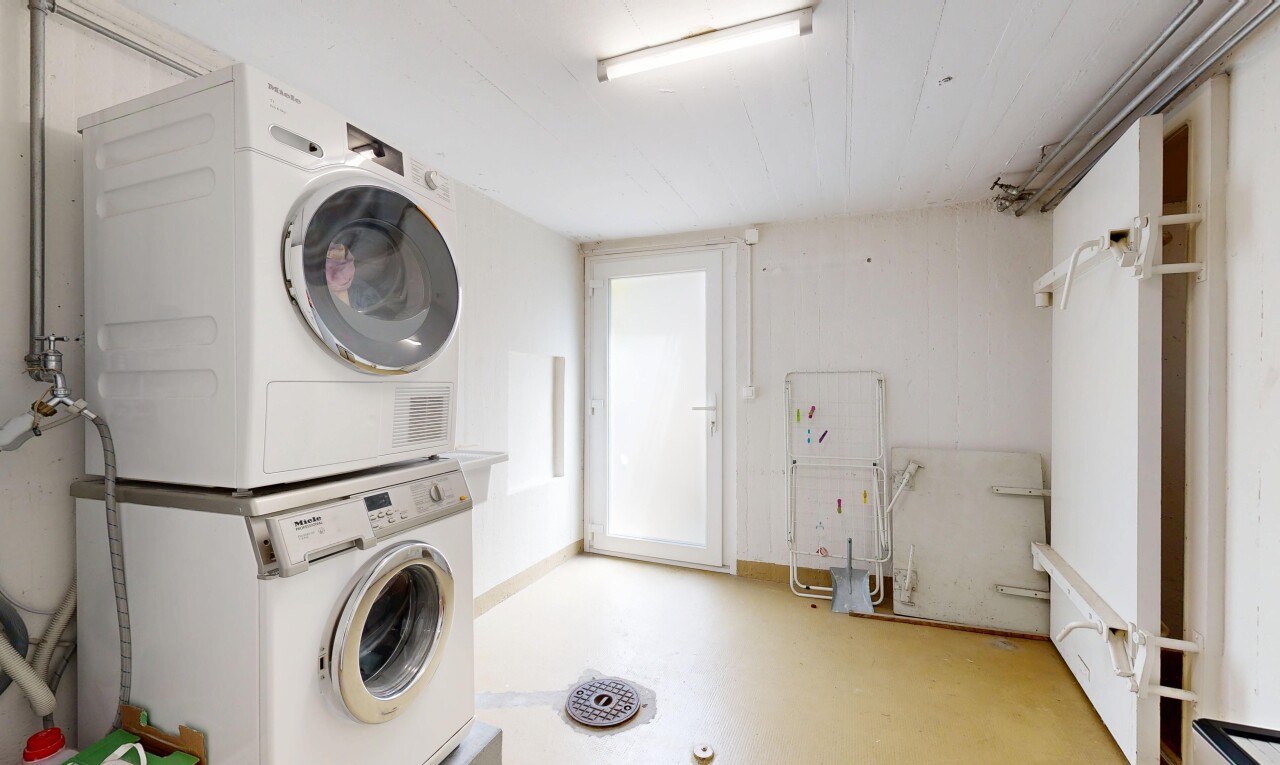 wäschekammer mit waschturm, betonboden, concrete floor, inside property, und light floor