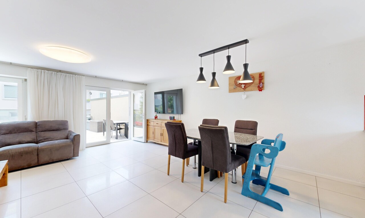 wohn- / esszimmer mit inside property, gipskartonwand, drywall, natürliches licht, und natural light