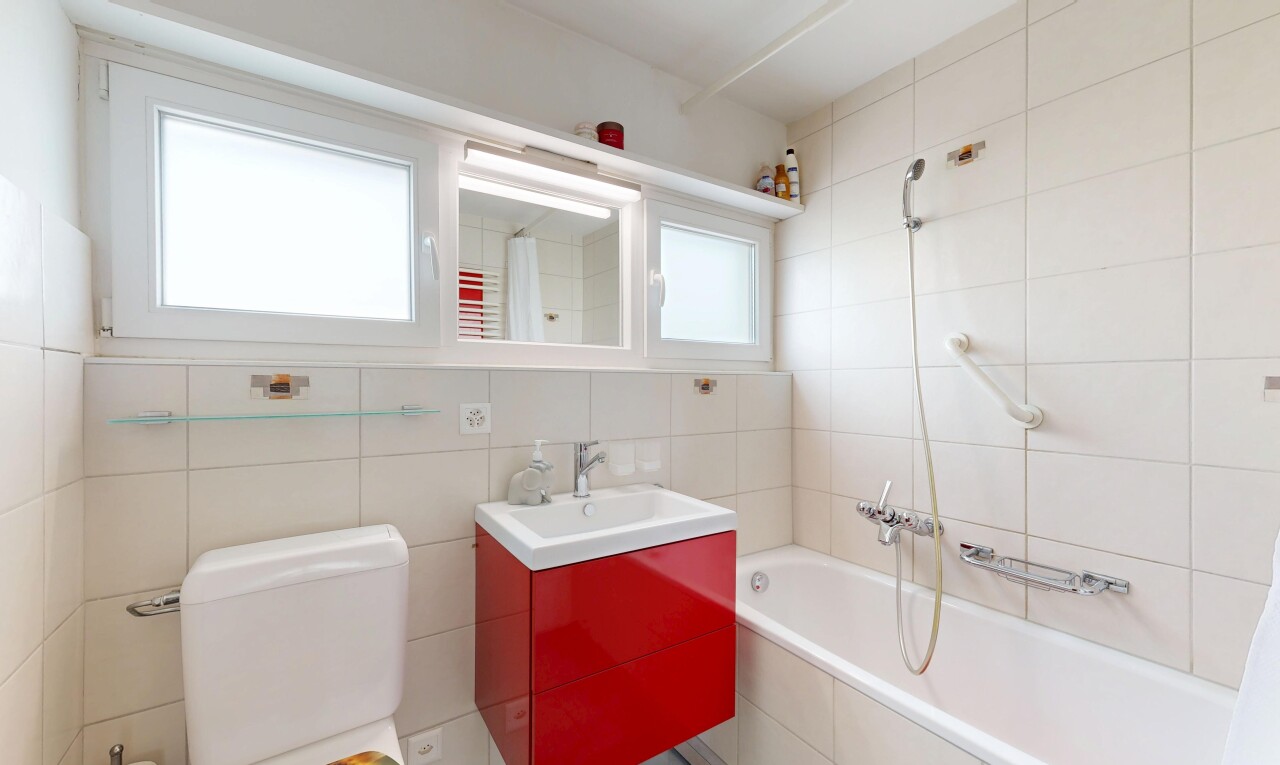 bad mit komplettes badezimmer, schminktisch, spiegel, fliesenwand, und tile wall