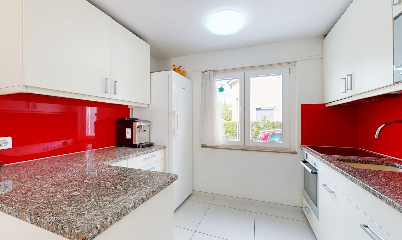 küche mit white cabinets, weiße schränke, dark countertops, ofen, und light floor