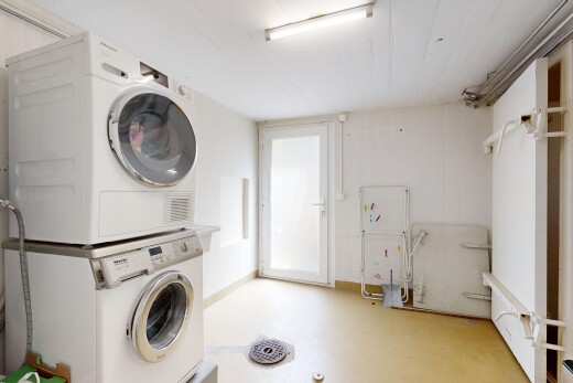 wäschekammer mit waschturm, betonboden, concrete floor, inside property, und light floor