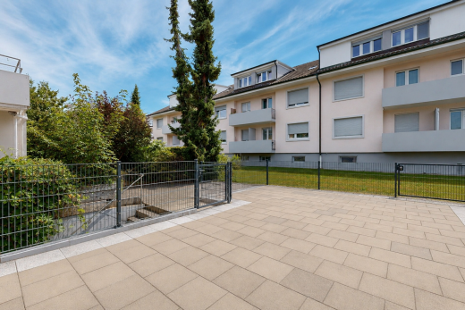 außenansicht mit zaun und day time