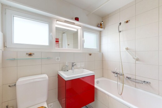 bad mit komplettes badezimmer, schminktisch, spiegel, fliesenwand, und tile wall