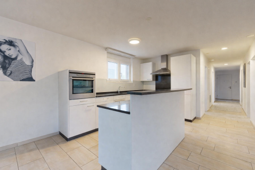 küche mit ofen, weiße schränke, dunstabzugshaube, natürliches licht, und natural light