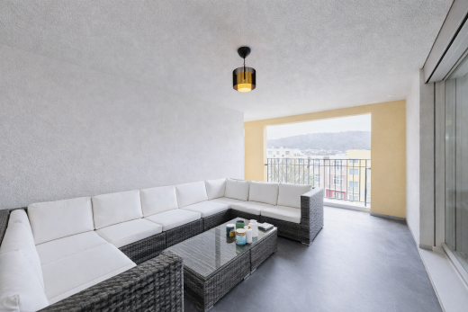 wohnzimmer mit betonboden, concrete floor, finished concrete floor, spritzputz decke, und textured ceiling
