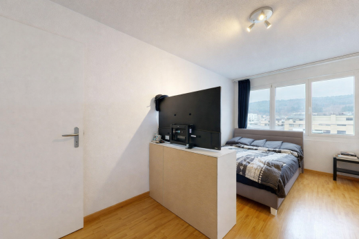 zimmer / schlafzimmer mit inside property, natürliches licht, natural light, holzfußboden, und wood finish floor